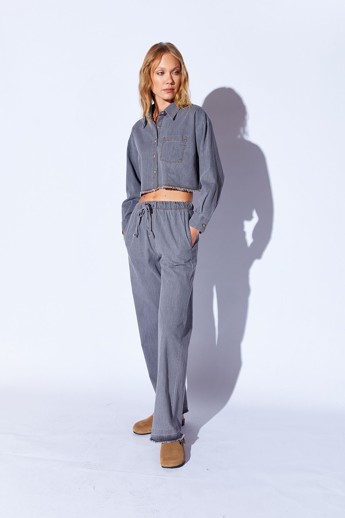 Gri Soft Dokulu Denim Yıpratma Detaylı Kadın Pantolon | MKS669709-01