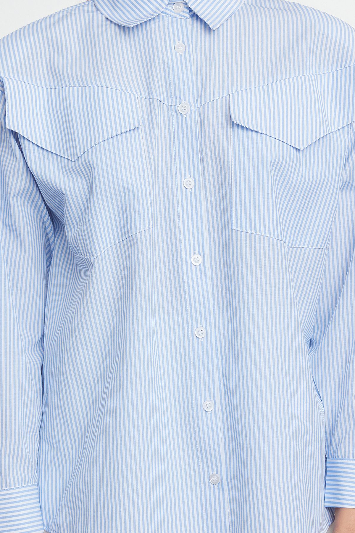 Trendyol Collection-Blau gepolstertes, detailliertes, gestreiftes, übergroßes, gewebtes Hemd mit Taschenbezug TWOAW25GO00051 13
