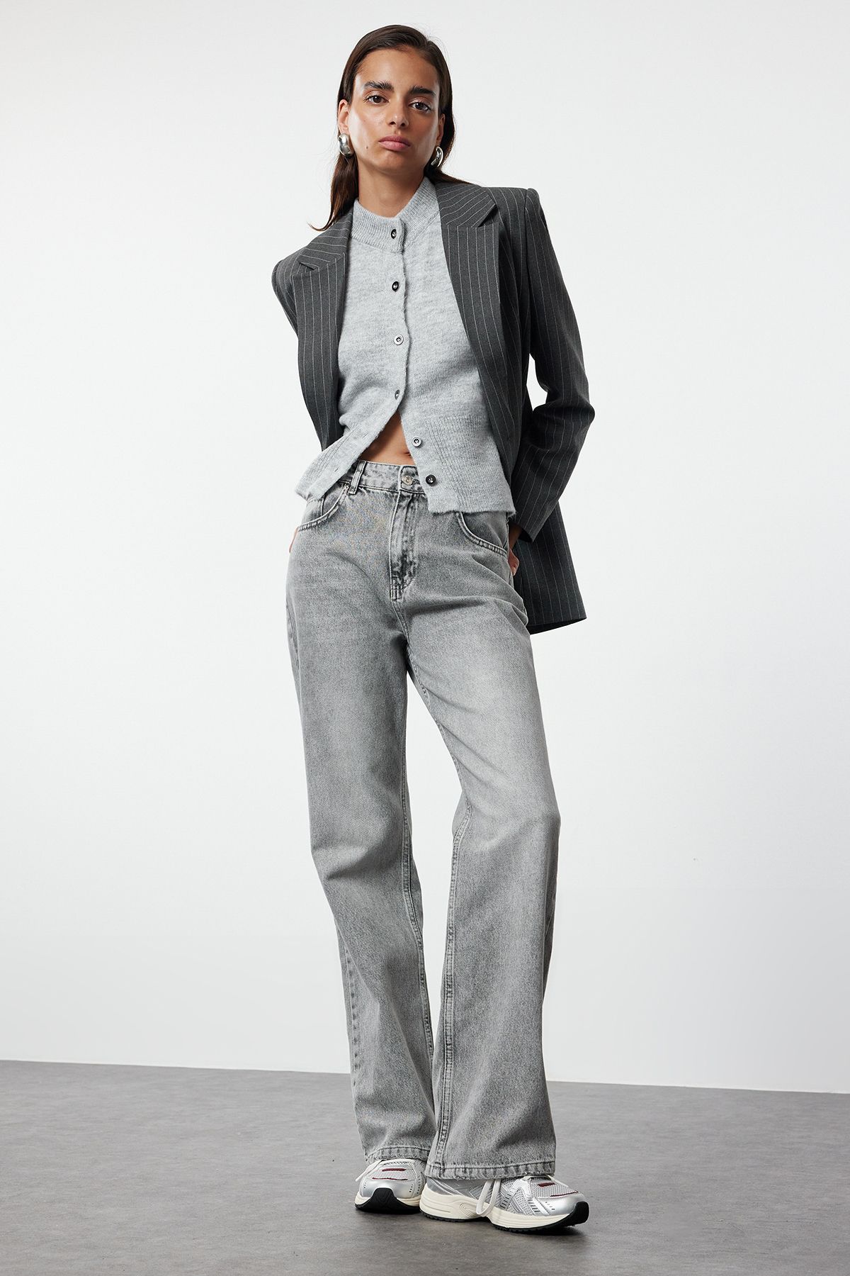Trendyol Collection-Graue Jeans mit weitem Bein und hoher Taille - TWOAW25JE00178 2