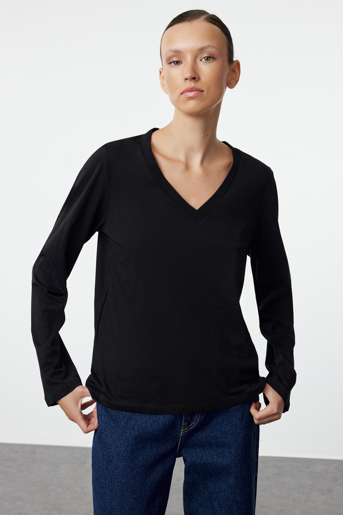 Trendyolmilla  Siyah-Beyaz 2'li Paket %100 Pamuk V Yaka Regular/Normal Kesim Örme T-Shirt TWOAW25TS00002 - Görsel 11