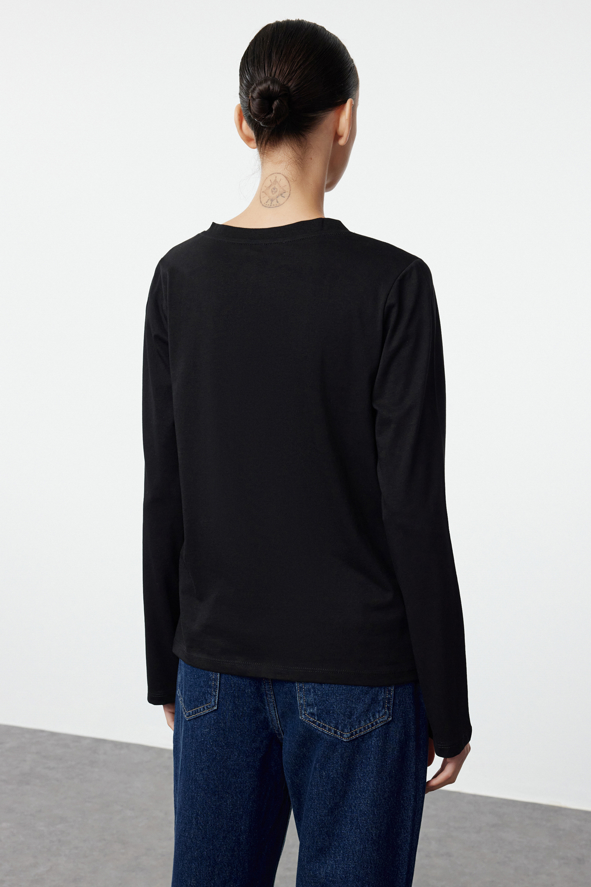 Trendyolmilla  Siyah-Beyaz 2'li Paket %100 Pamuk V Yaka Regular/Normal Kesim Örme T-Shirt TWOAW25TS00002 - Görsel 12