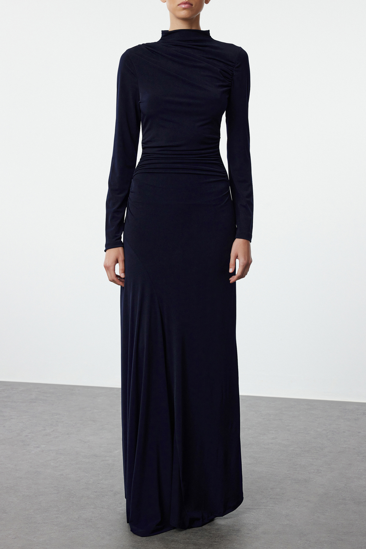 Trendyol Collection Marineblaues flexibles Maxi-Strickkleid - Stehkragen, lange Ärmel, tailliert TWOAW25EL00099