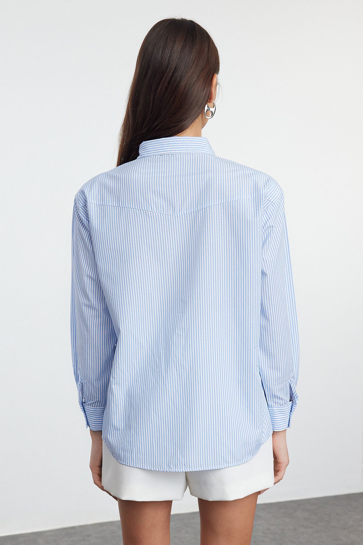 Trendyol Collection-Blau gepolstertes, detailliertes, gestreiftes, übergroßes, gewebtes Hemd mit Taschenbezug TWOAW25GO00051 5