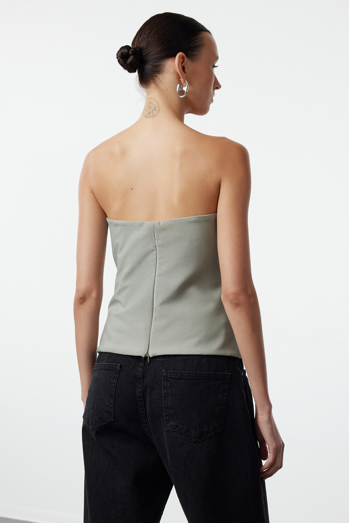 Trendyolmilla  Açık Haki Straplez Fitted Drapeli Dokuma Bluz TWOSS24BZ00348 - Görsel 5