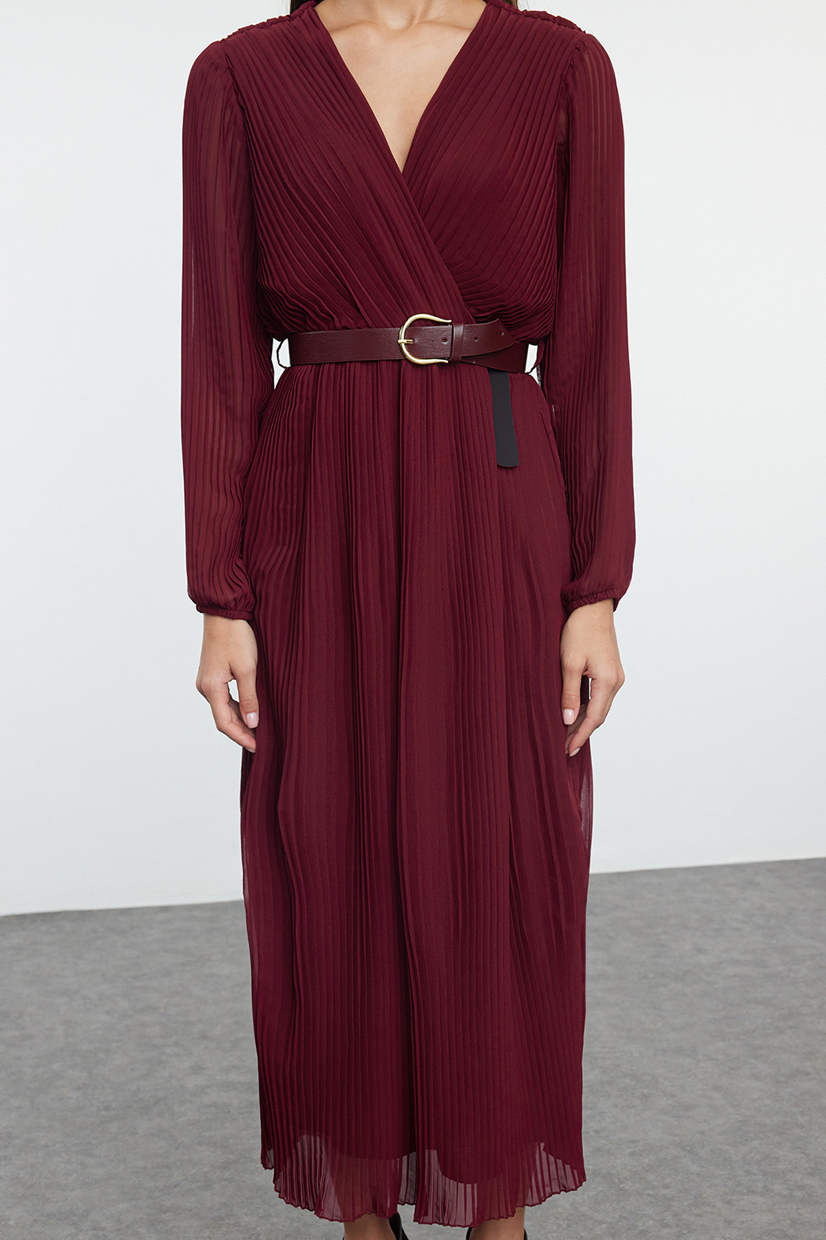 Trendyol Collection Burgunderfarbenes, gewebtes Fliegerkleid mit Gürtel, A-Linie, plissiert, Maxi, gefüttert, Chiffon, TWOAW24EL00471