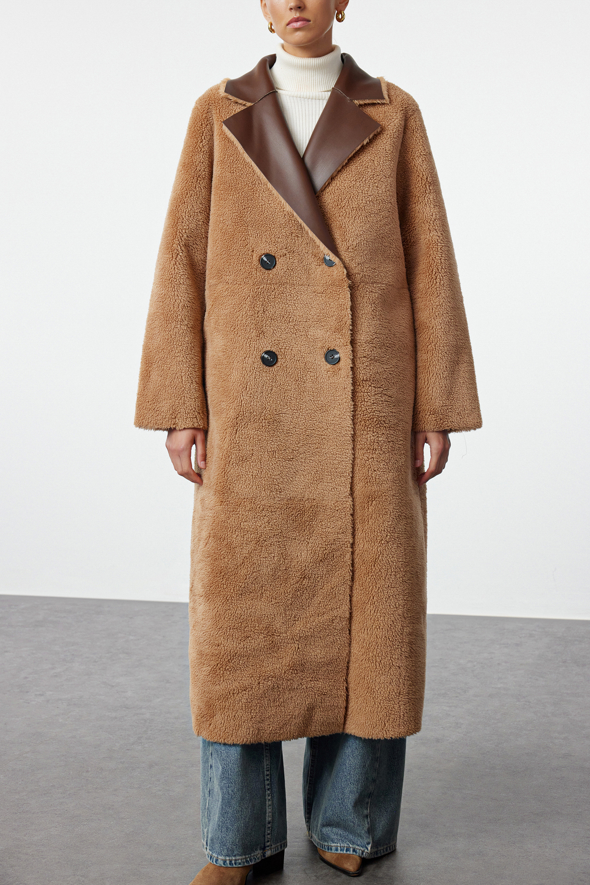 Trendyol Collection Oversize tmavě hnědý oboustranný kabát z umělé kůže - TWOAW25KB00004