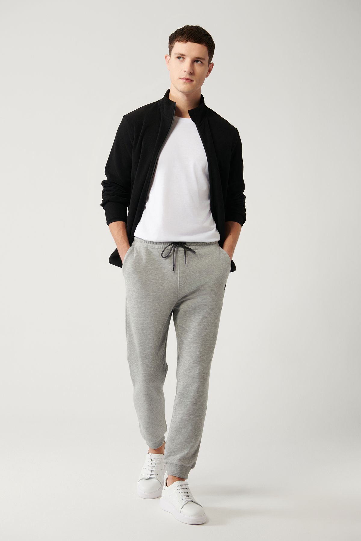 cest un survêtement gris six sous vêtements à la taille de trois cordes régular en caoutchouc fit e003402