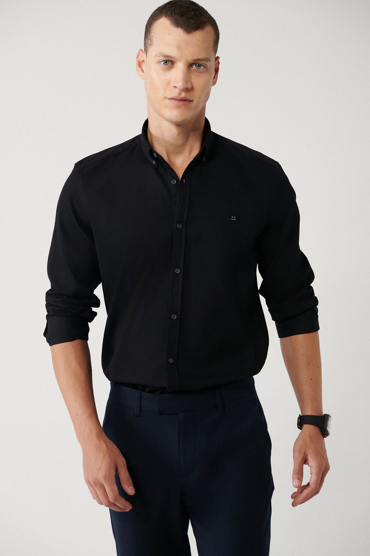 un homme avec un bouton noir chemise en velours e002004
