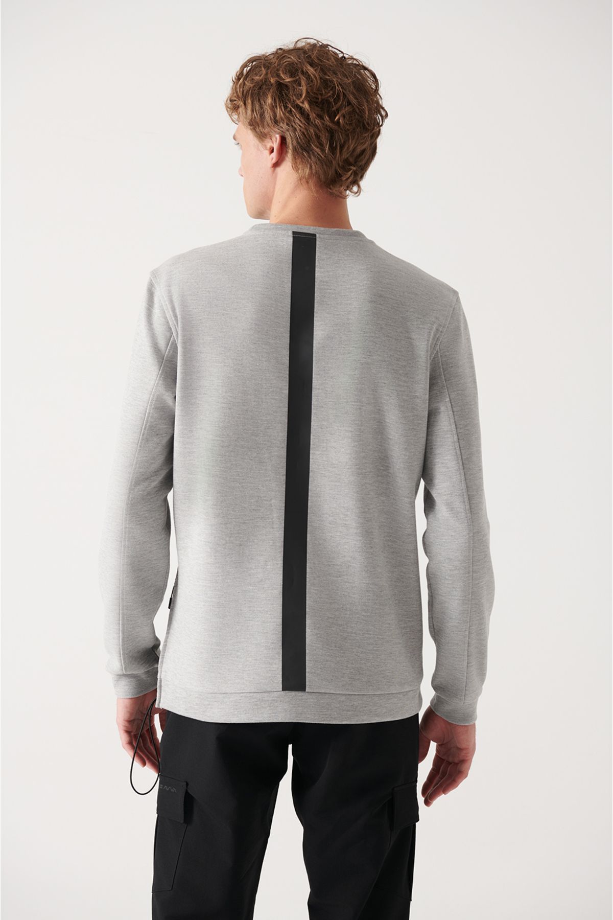 Avva Men s Gray Crew Neck Parachute Fabric Regular Fit Sweatshirt with Pocket and Slit Detail Trendyol