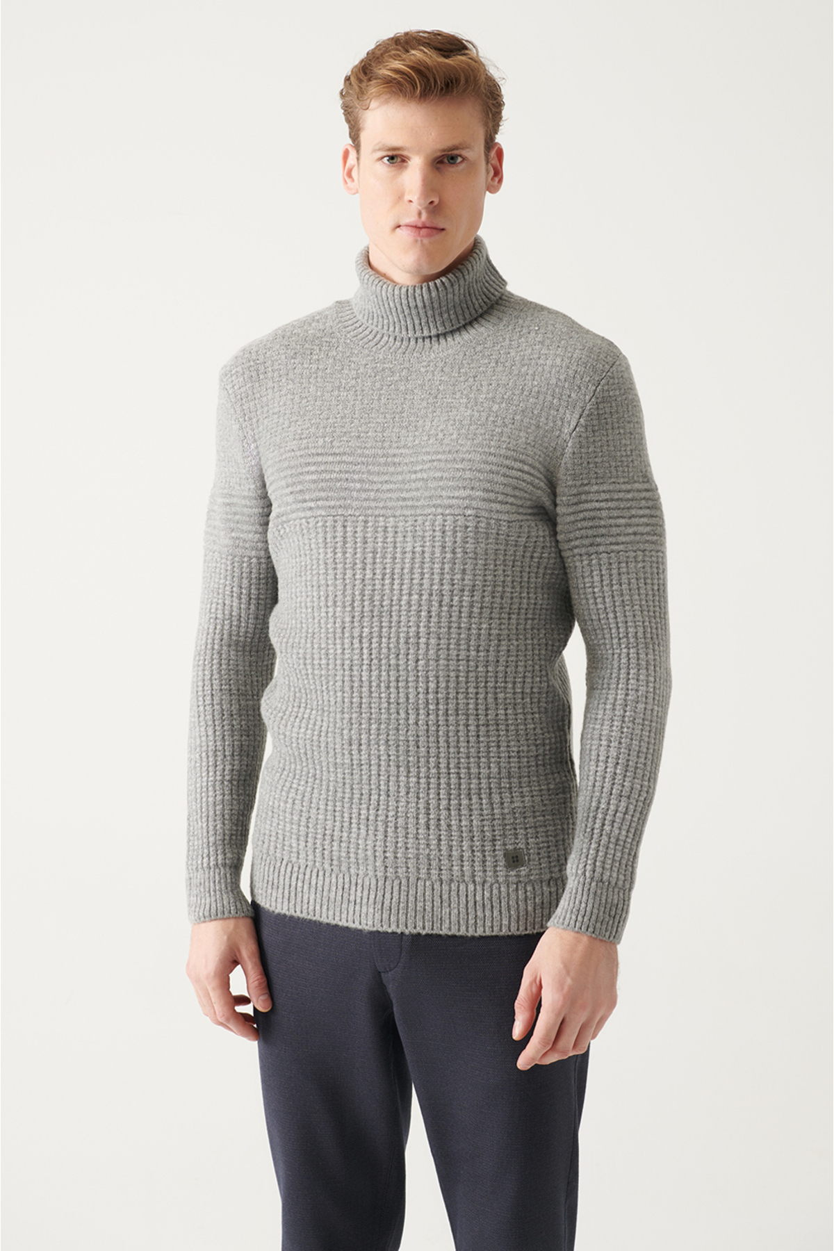 homme gris complet col roulé triko cosaque a22y5023