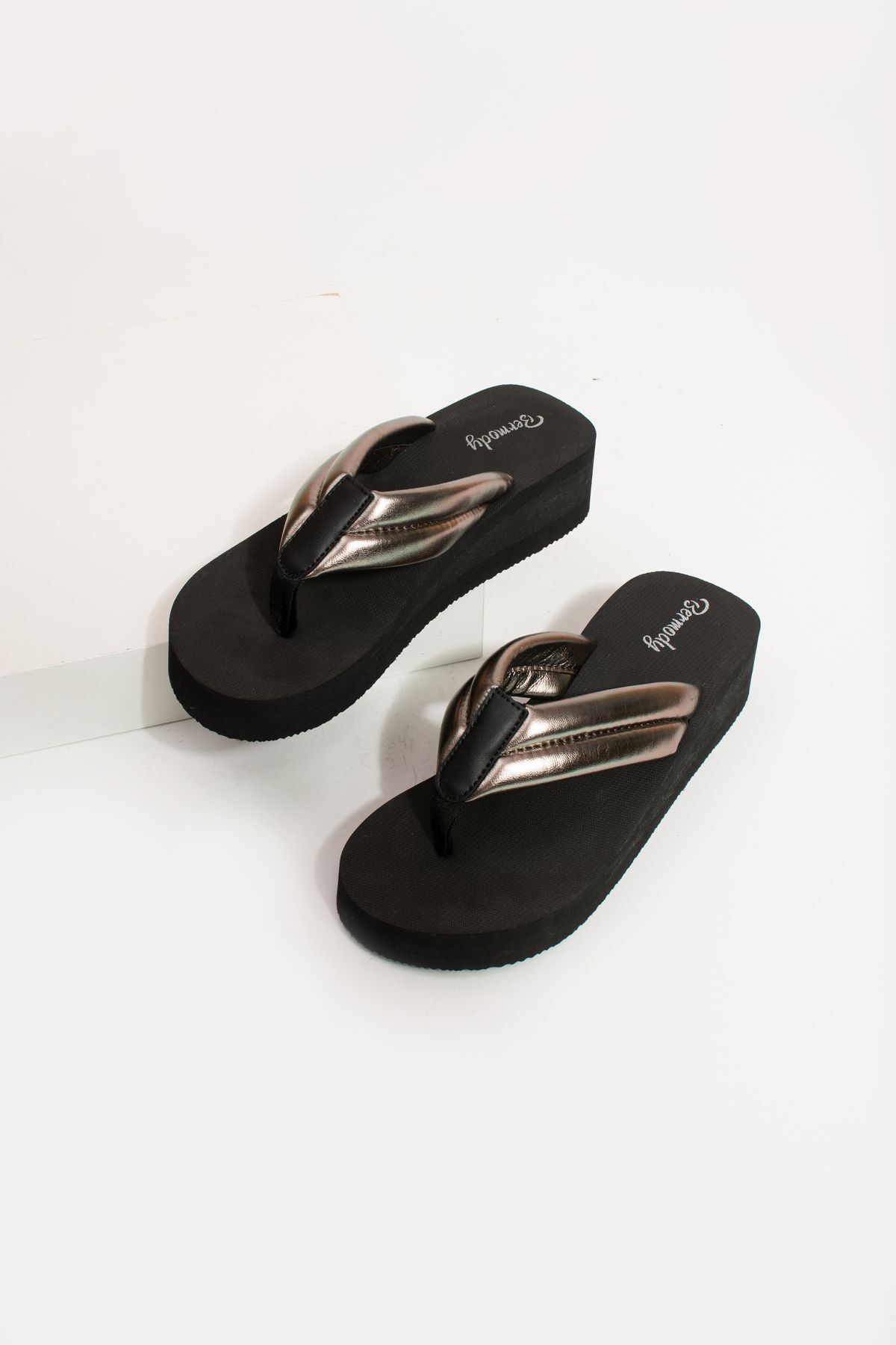 Nora Platform Topuk (4,5 CM) Kadın Gri Platform Parmak Arası Plaj Terlik Flip Flops