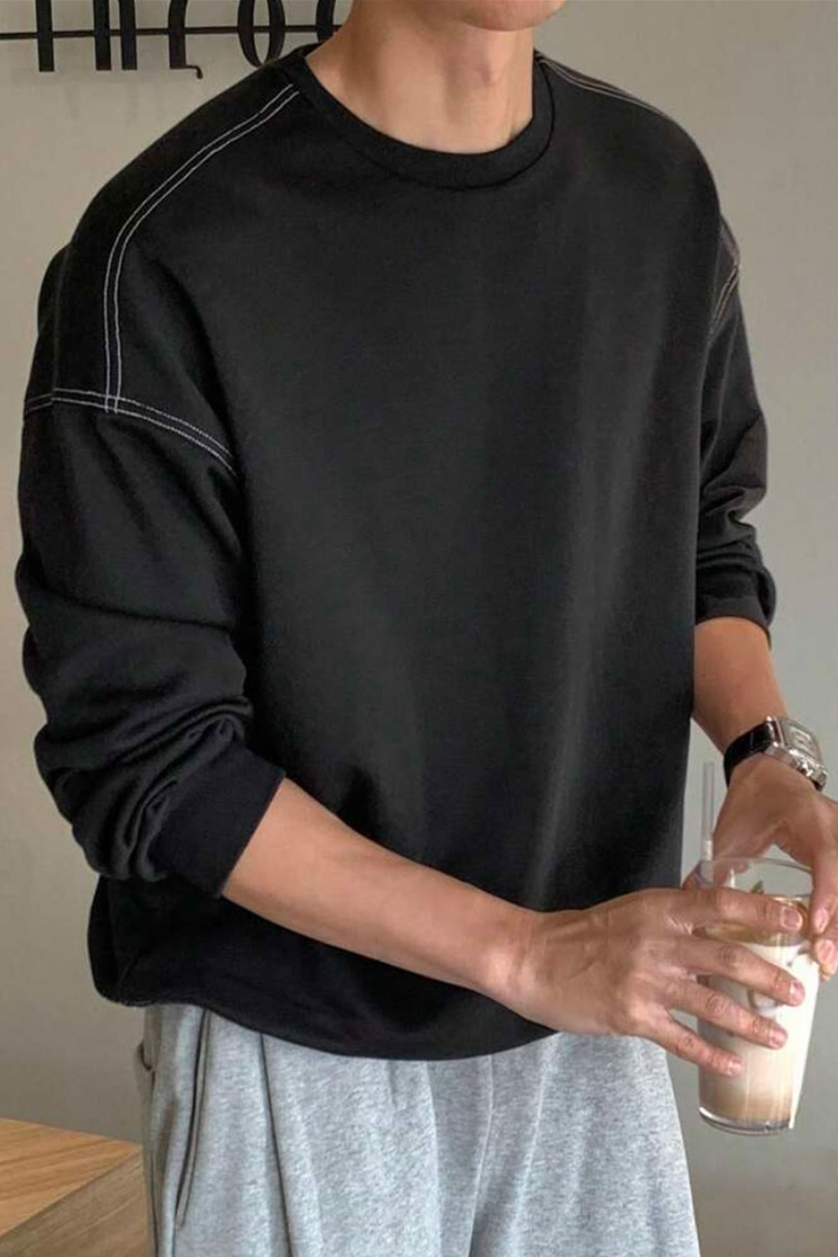sweat shirt noir avec trois points de suture