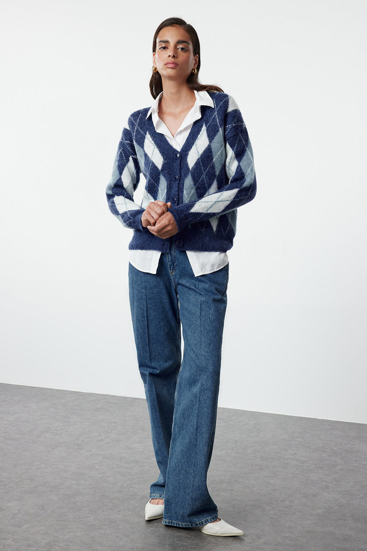 Trendyol Collection Sötétkék V-nyakú, puha textúrájú kockás mintás kötöttáru kardigán TWOAW25HI00276