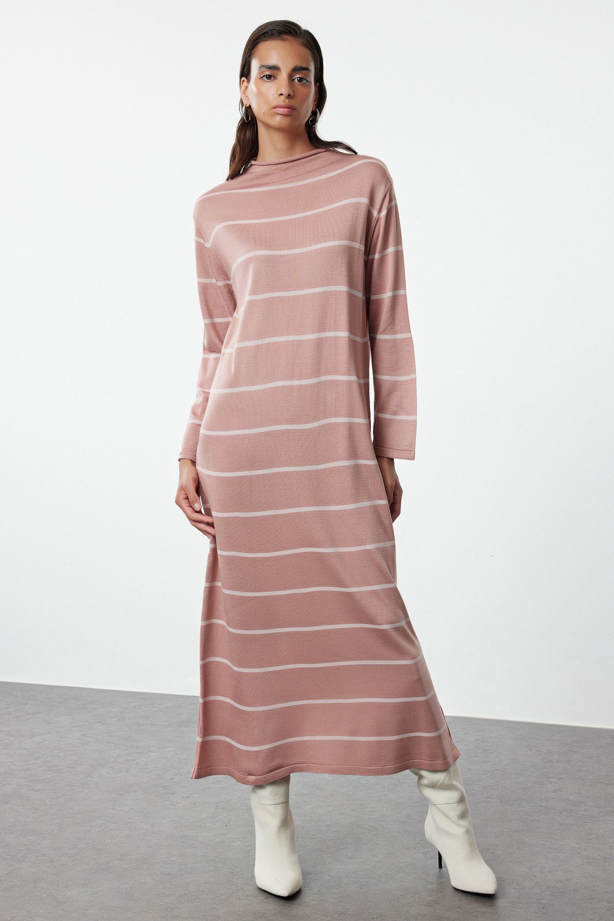 Trendyol Modest Sukienka Dzianinowa W Paski Ze Stójką Dusty Rose - Kobieta - XL