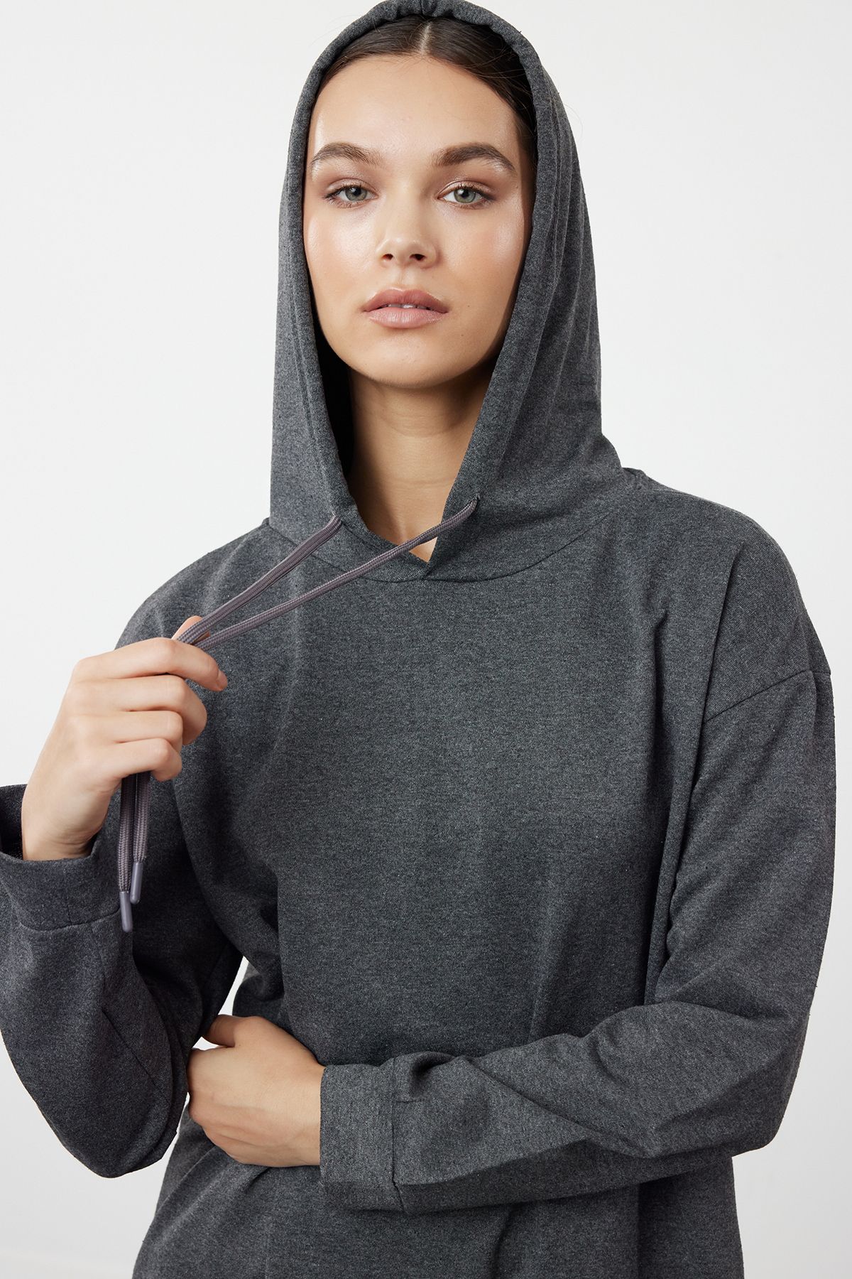 Trendyol Modest-Übergroßes Trainingsanzugset aus Strick mit Kapuze in Anthrazit - TCTAW22EN0005 3