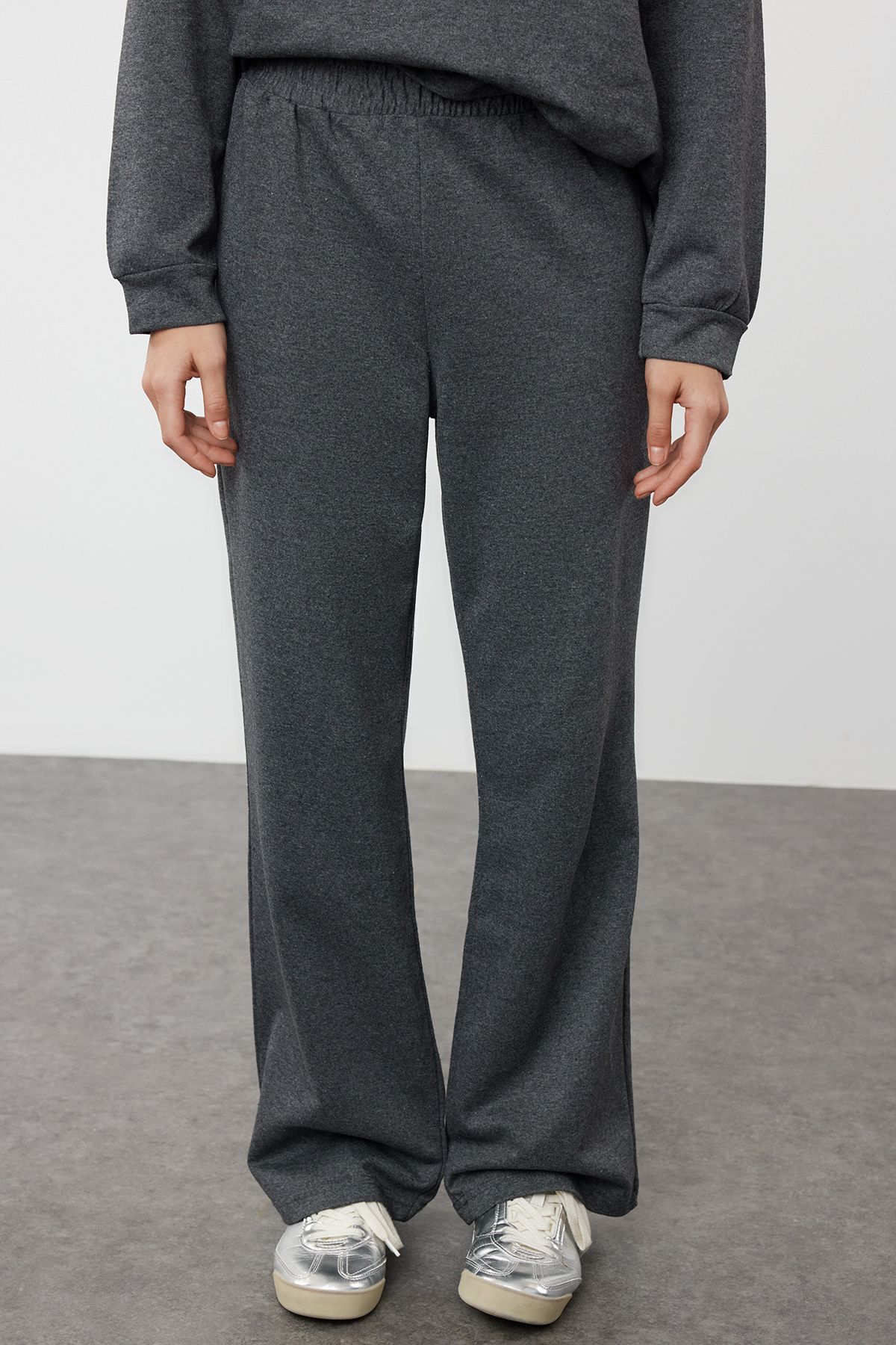 Trendyol Modest-Übergroßes Trainingsanzugset aus Strick mit Kapuze in Anthrazit - TCTAW22EN0005 5