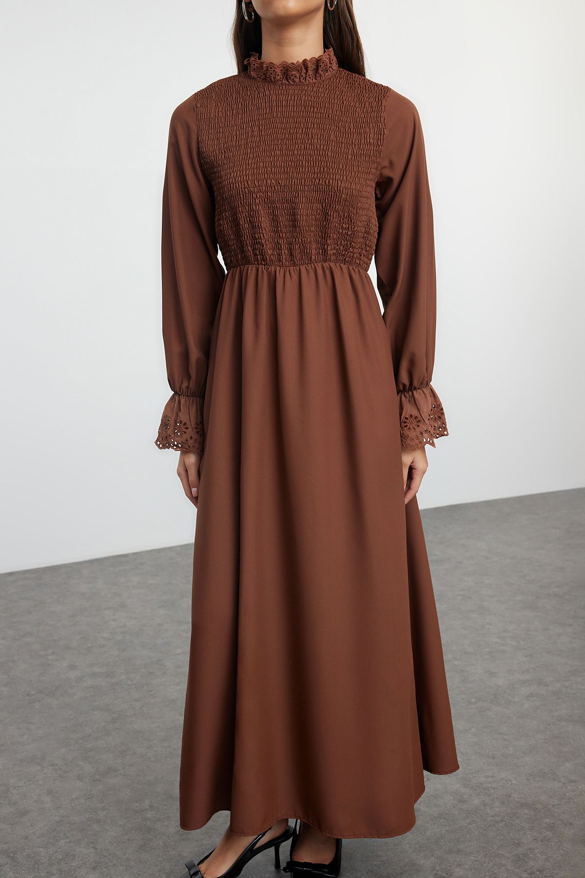 Trendyol Modest-Elastické tmavě hnědé tkané šaty - TCTAW25EB00078 3
