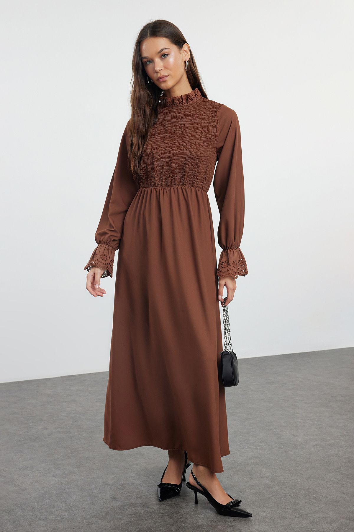 Trendyol Modest-Elastické tmavě hnědé tkané šaty - TCTAW25EB00078 1