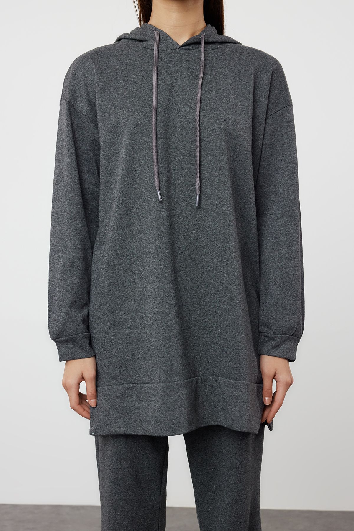 Trendyol Modest-Übergroßes Trainingsanzugset aus Strick mit Kapuze in Anthrazit - TCTAW22EN0005 4