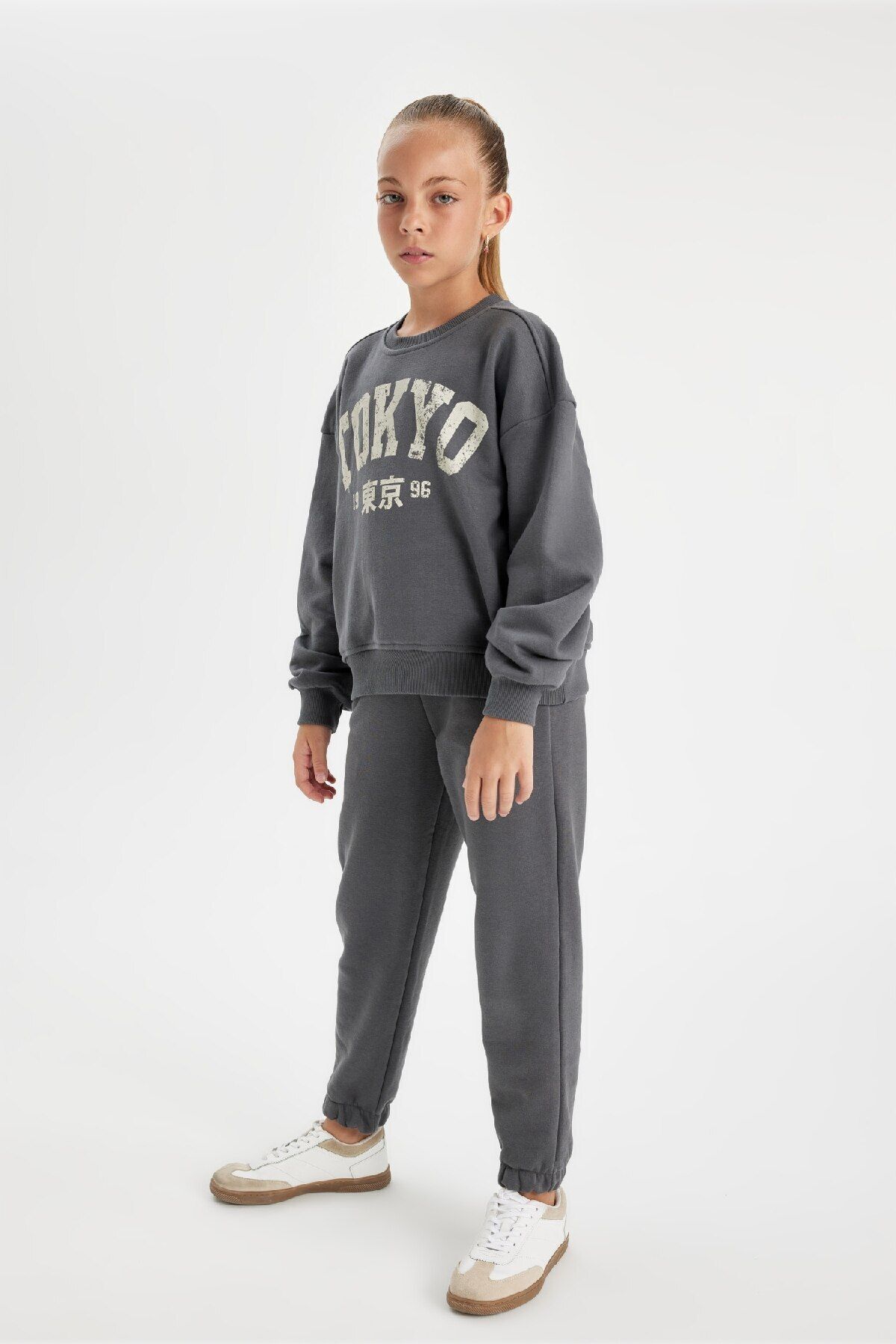 cest une fille avec un sweat shirt à col roulé jogger avec une roue de vélo c8322a24au