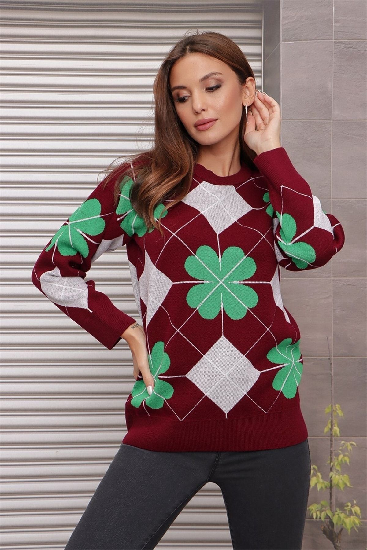 Clover Patterned Crew Neck Loose Sweater