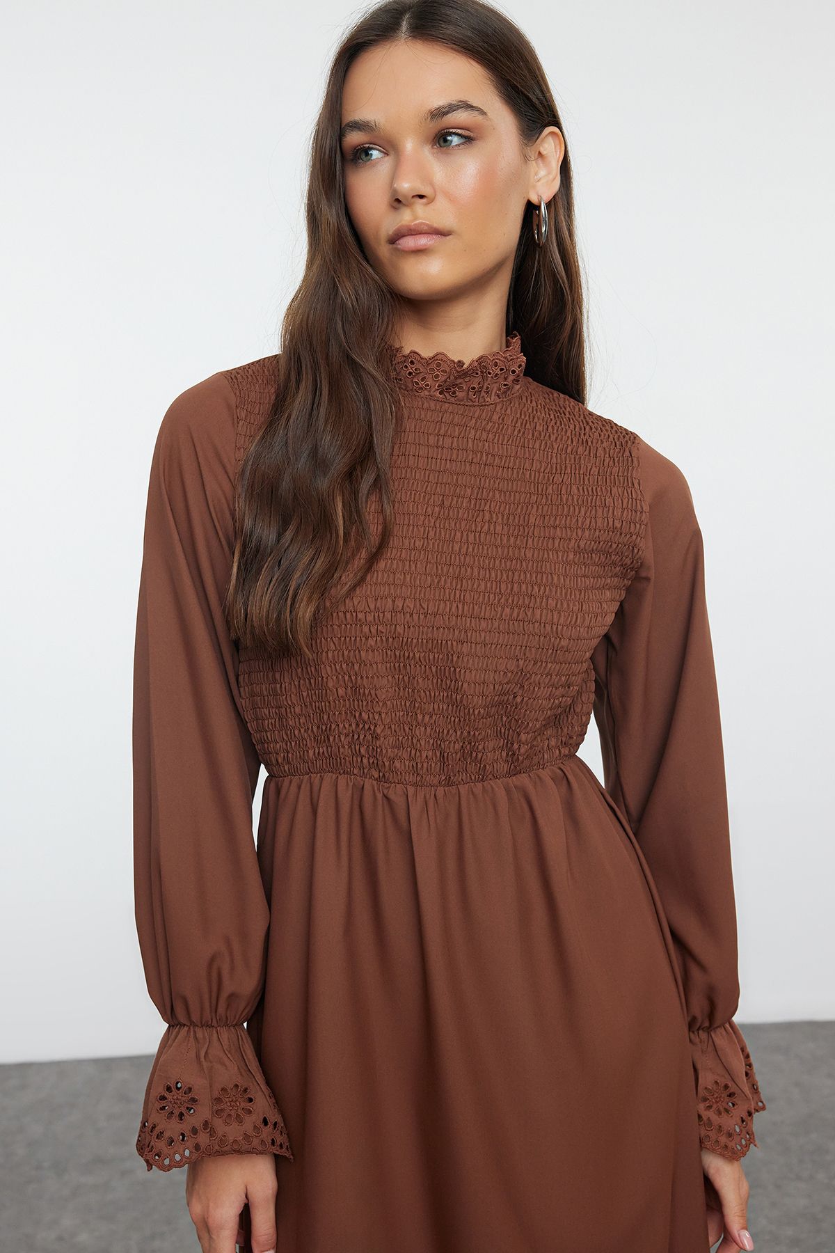 Trendyol Modest-Elastické tmavě hnědé tkané šaty - TCTAW25EB00078 2