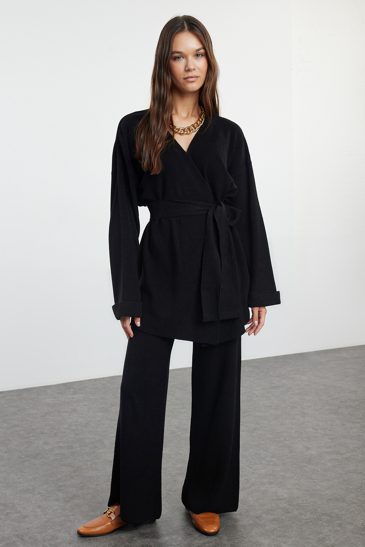 Trendyol Collection Schwarzes Midi-Länge-Strick-Unter-Oberteil-Set mit Gürtel TWOAW25AU00027