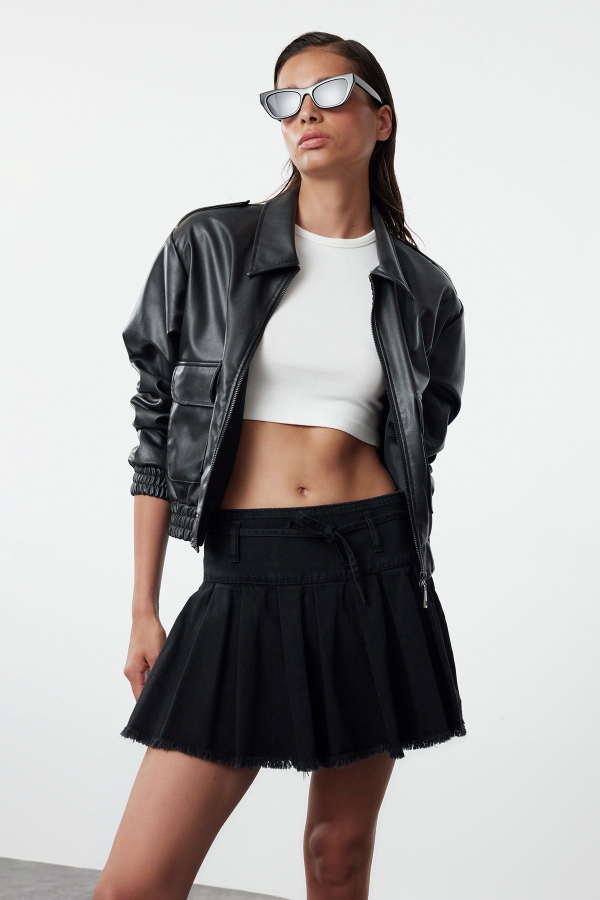 Trendyol Collection Mini Spódniczka Jeansowa - Czarna, Plisowana I Wiązana Kobieta - 36