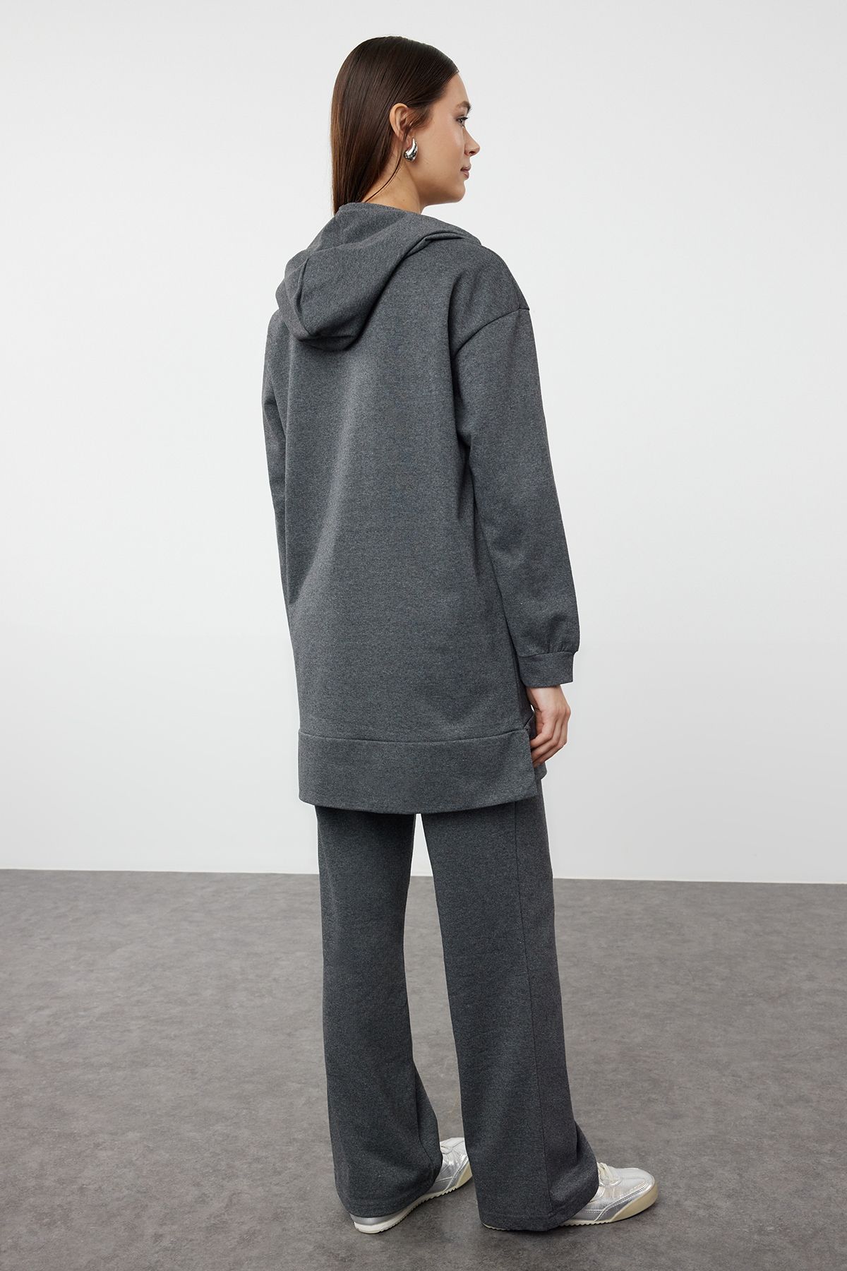 Trendyol Modest-Übergroßes Trainingsanzugset aus Strick mit Kapuze in Anthrazit - TCTAW22EN0005 6