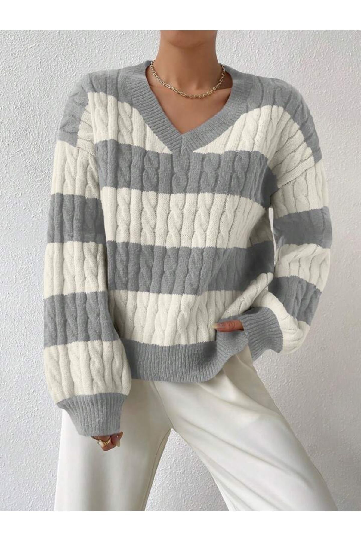 banessa Πλεκτό πουλόβερ με μαλακή υφή σε γκρι λευκό λαιμόκοψη