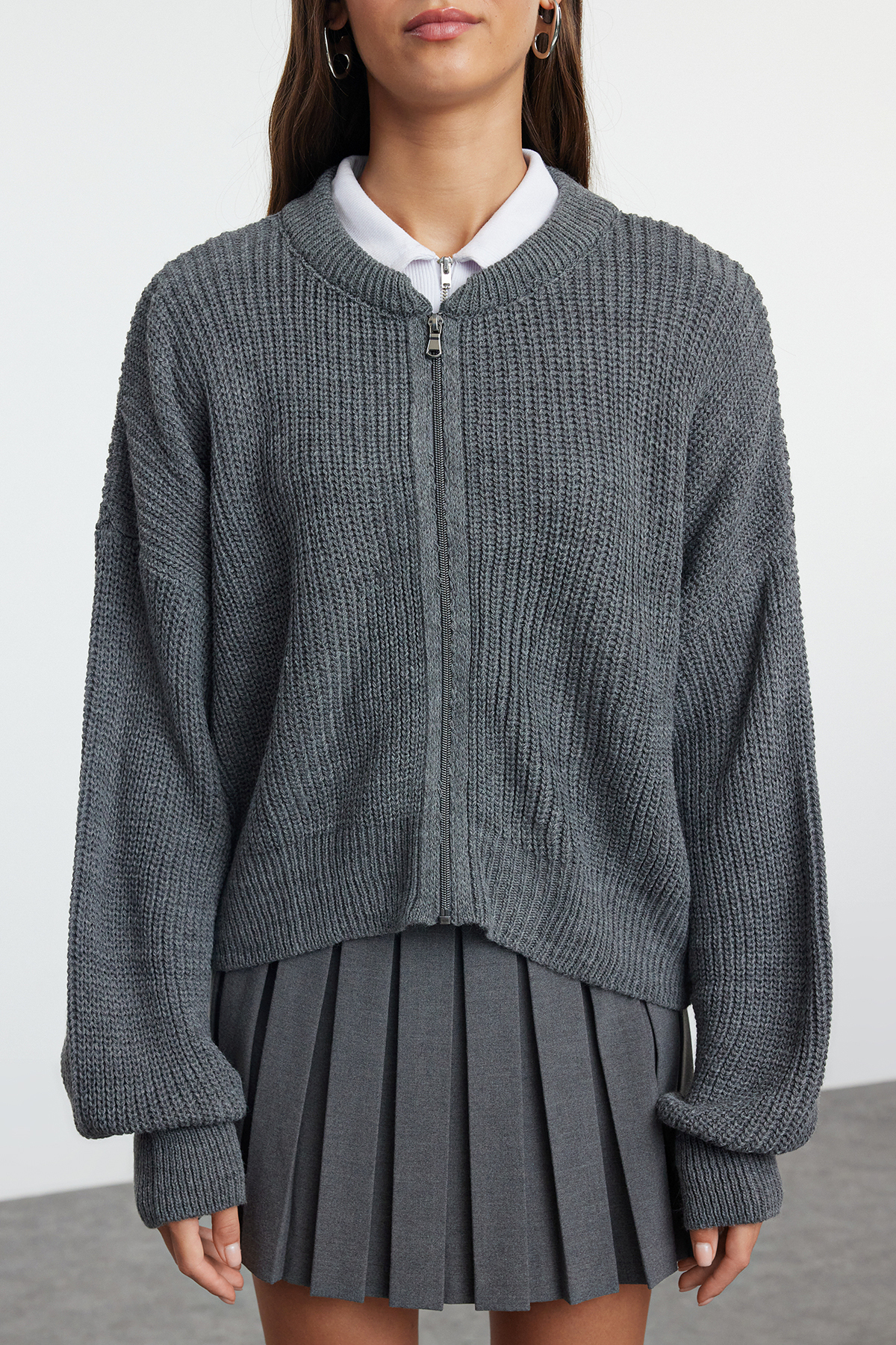 Trendyolmilla  Antrasit Geniş Kalıp Bomber Yaka Fermuarlı Triko Hırka TWOAW24HI00153 - Görsel 4