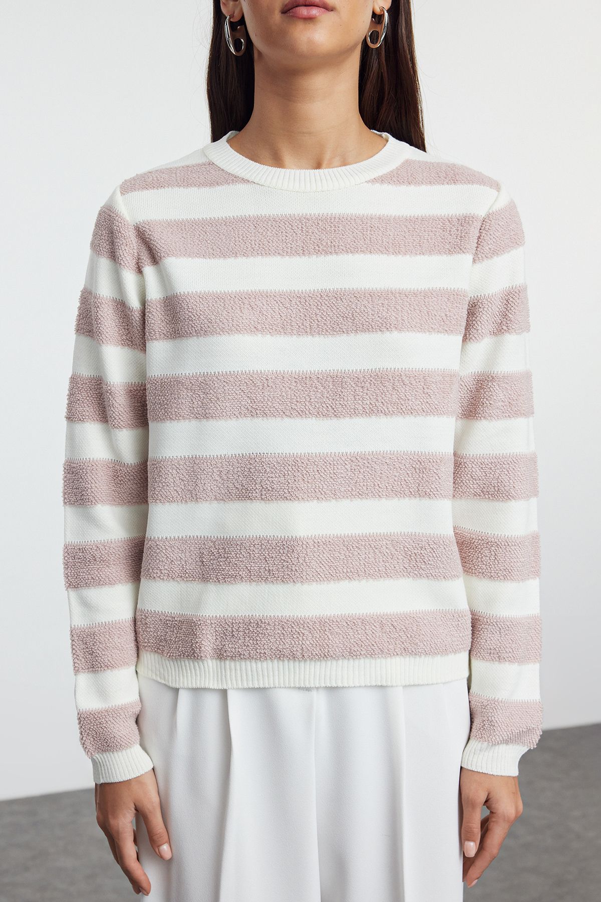 Trendyol Collection-Sweter basic w paski w kolorze ecru - TWOAW25KZ00234 3