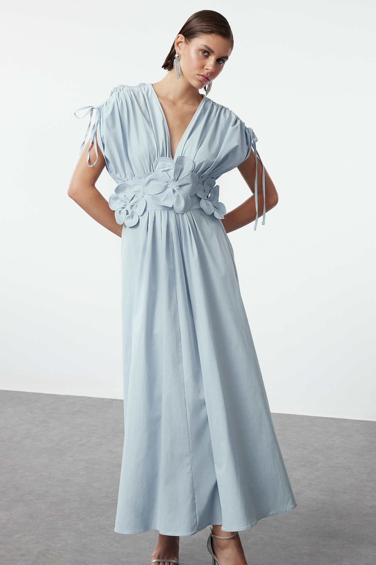 Trendyolmilla  Açık Mavi 3 Boyutlu Çiçek Detaylı Poplin Şık Abiye Gece Mezuniyet Elbisesi TPRSS24EL00282 - Görsel 2