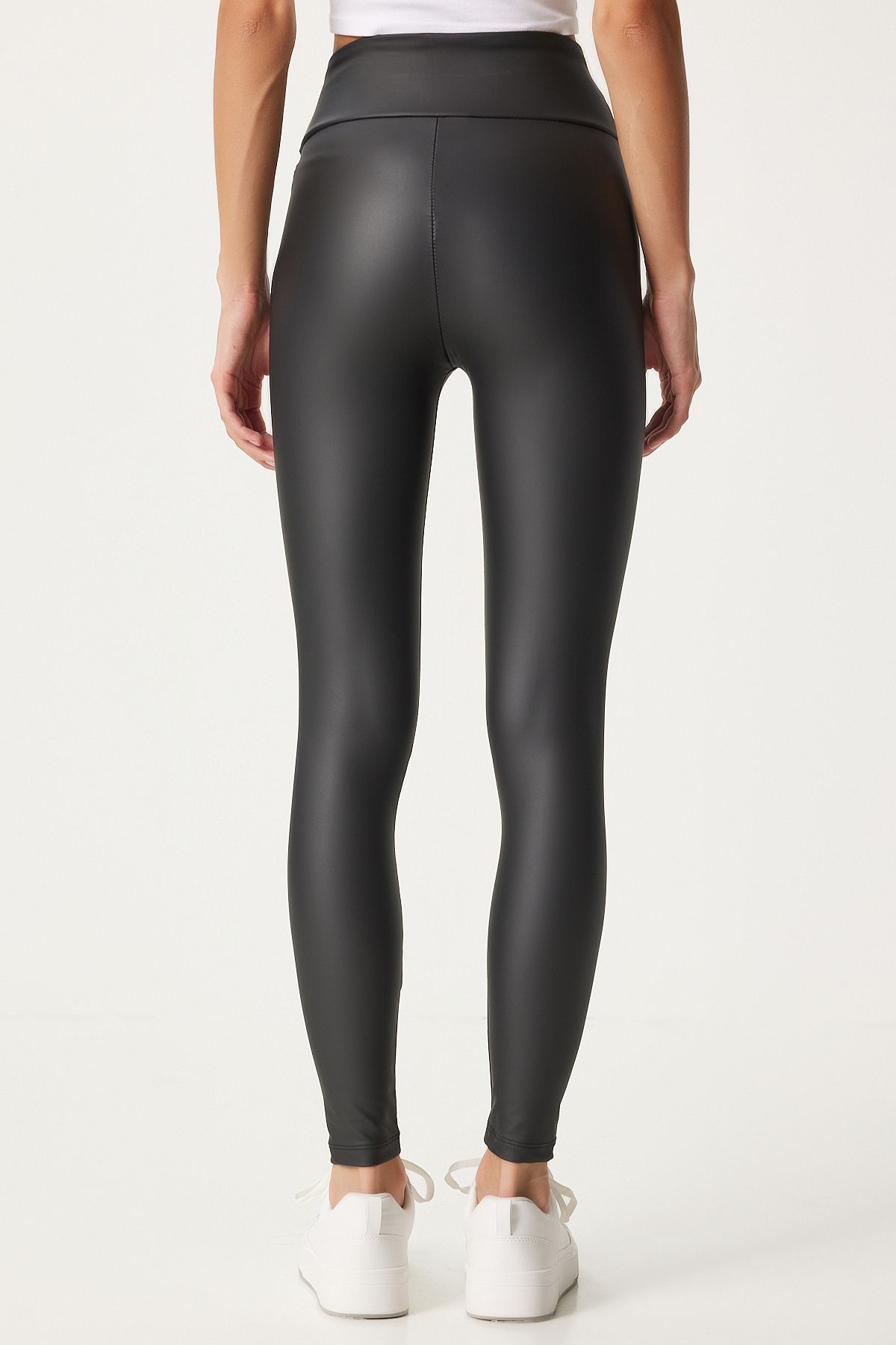 Happiness İstanbul-Schwarze Leggings aus Kunstleder mit hoher Taille und Raster-Formgebung für Damen BE00021 9