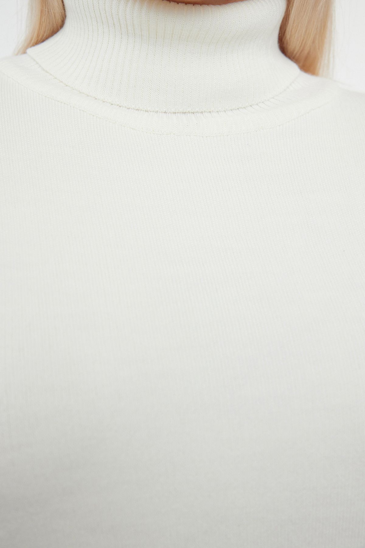 Trendyol Curve-Rollkragenpullover in Ecru, weite Passform TBBAW25AN00019 4