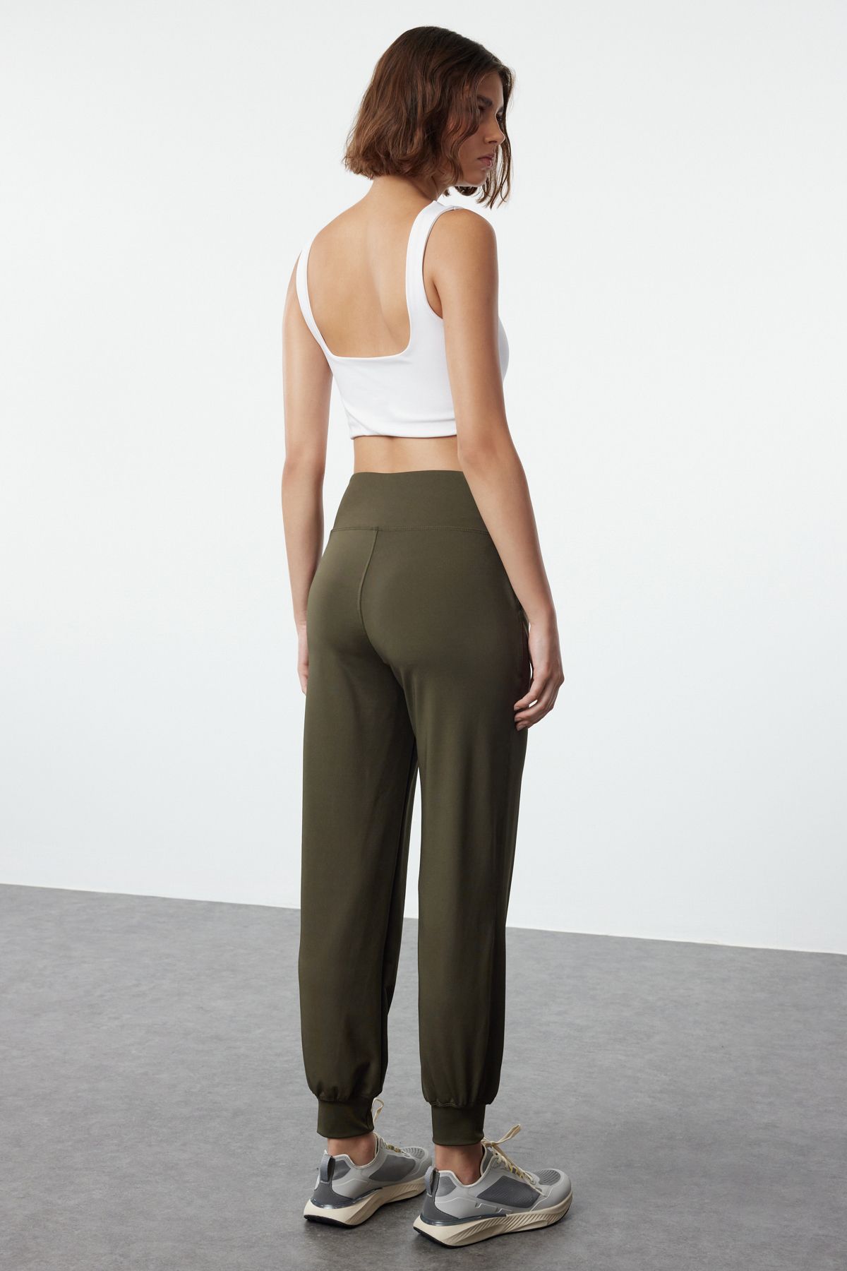 Trendyol Collection-Bequem geschnittene dunkelkhakifarbene Sport-Jogginghose - THMSS24EA00001 5