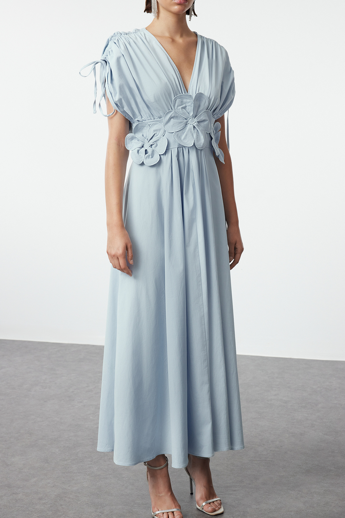 Trendyolmilla  Açık Mavi 3 Boyutlu Çiçek Detaylı Poplin Şık Abiye Gece Mezuniyet Elbisesi TPRSS24EL00282 - Görsel 3