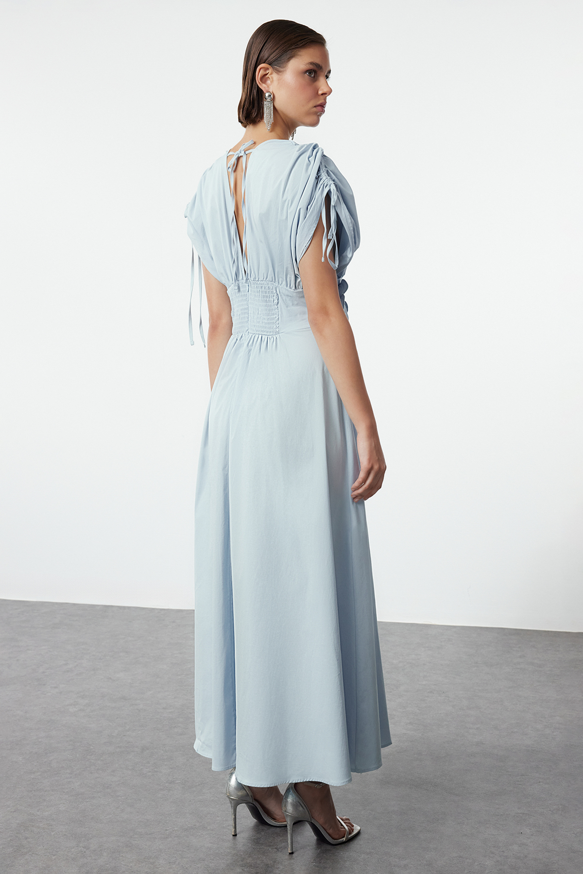 Trendyolmilla  Açık Mavi 3 Boyutlu Çiçek Detaylı Poplin Şık Abiye Gece Mezuniyet Elbisesi TPRSS24EL00282 - Görsel 5