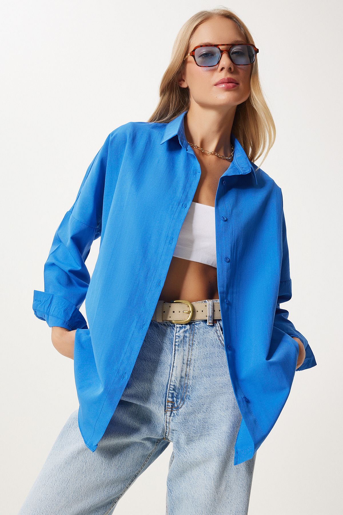 Happiness İstanbul Kräftiges blaues Oversize-Lang-Basic-Shirt für Damen DD00842