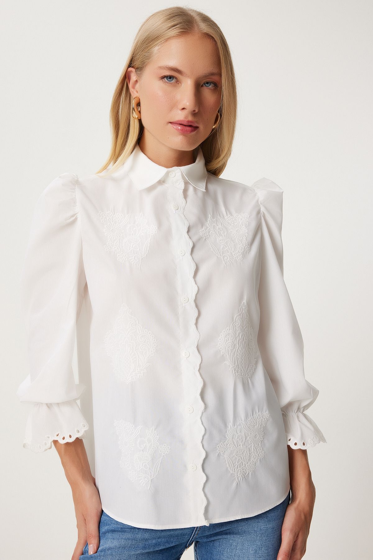 la femme est une fisto blanche avec des marques détaillées t shirt es00173