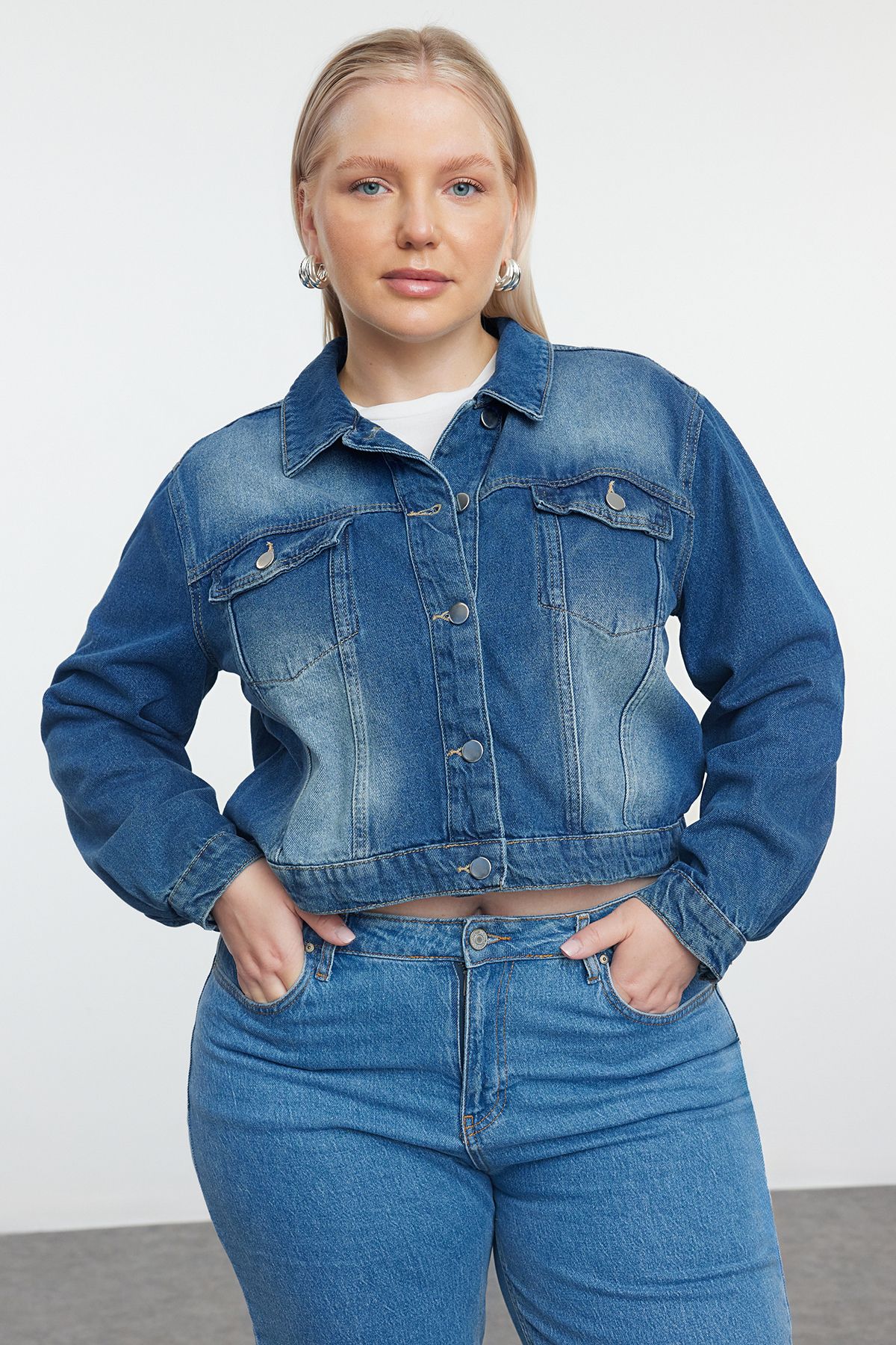 Trendyol Curve-Niebieska, krótka kurtka dżinsowa Plus Size - TBBAW25AG00007 2