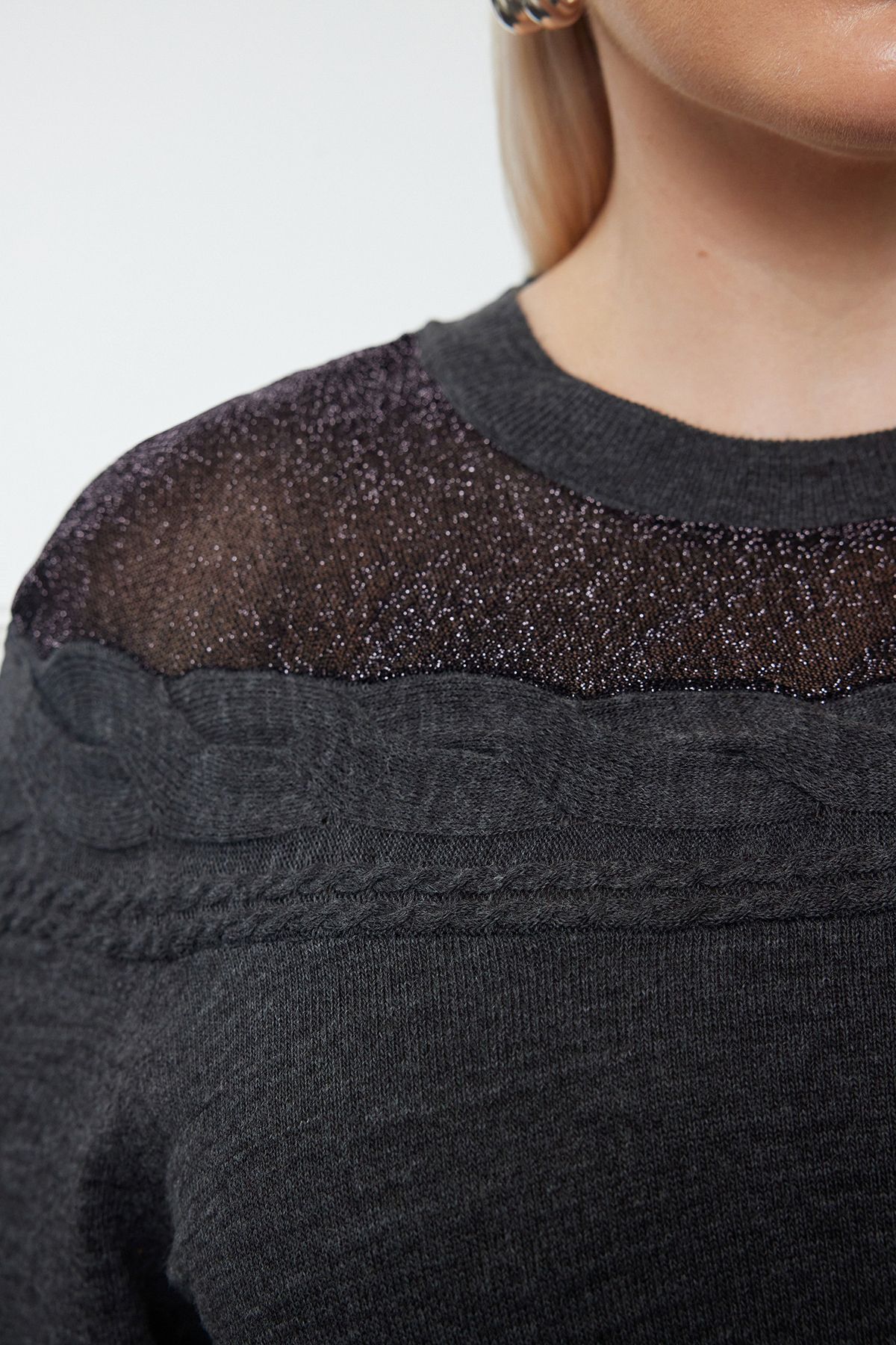Trendyol Curve-Anthrazitfarbener Strickpullover mit geflochtenen Haaren und Tülldetails TBBAW25AN00037 3