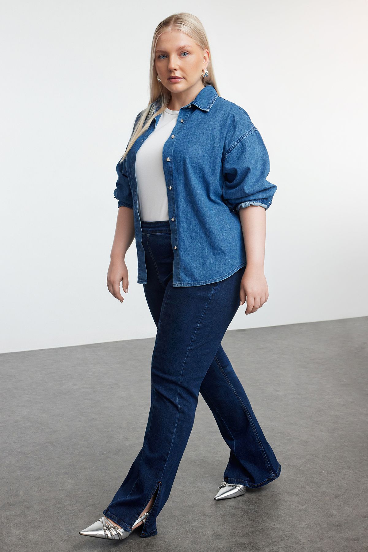 Trendyol Curve Plus Size Ciemnoniebieskie Jeansy Hiszpańskie Z Nogawkami – Detale Szwów Kobieta - 44