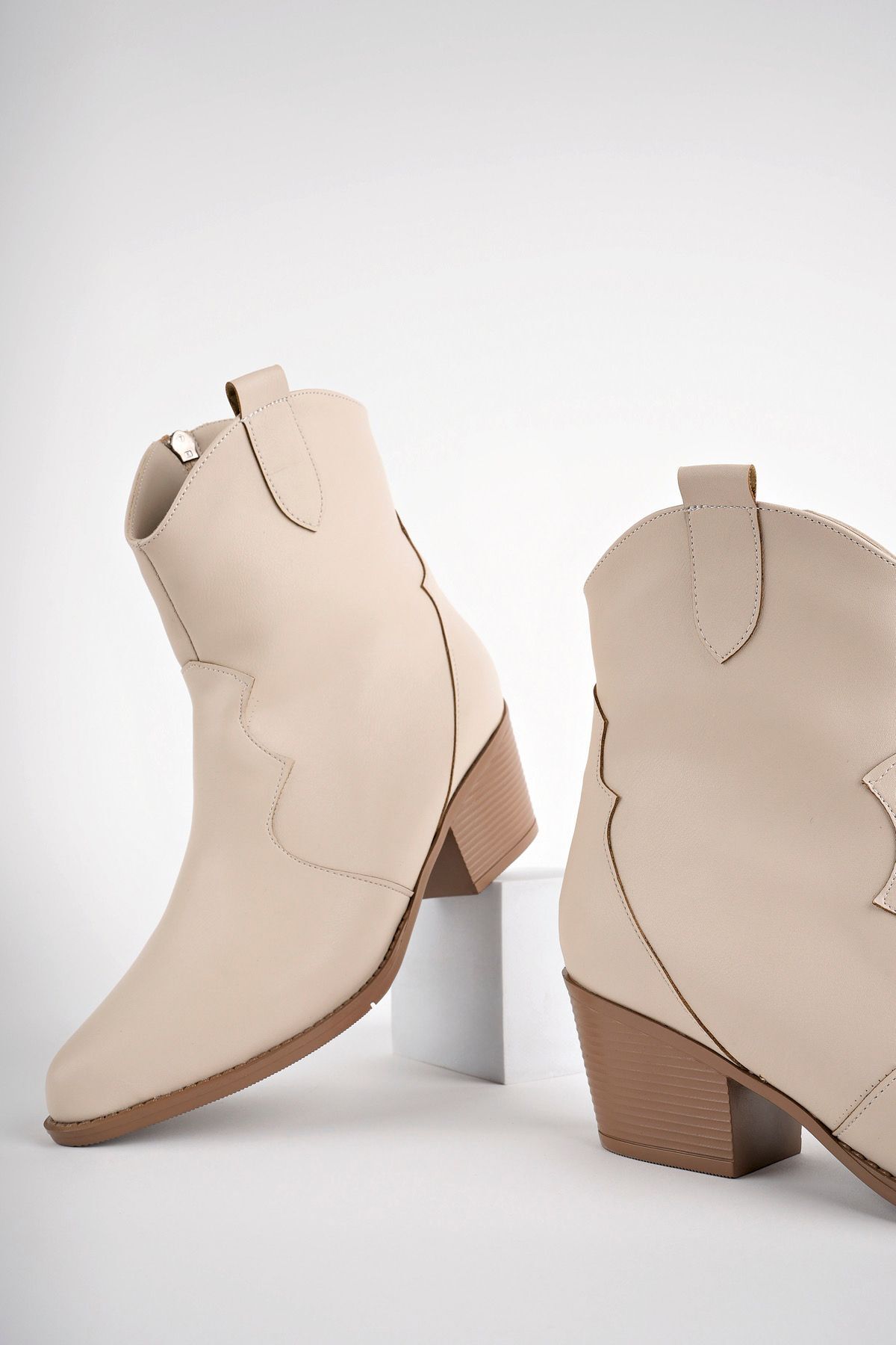 بوت نسائي من الجلد باللون البيج - كعب قصير