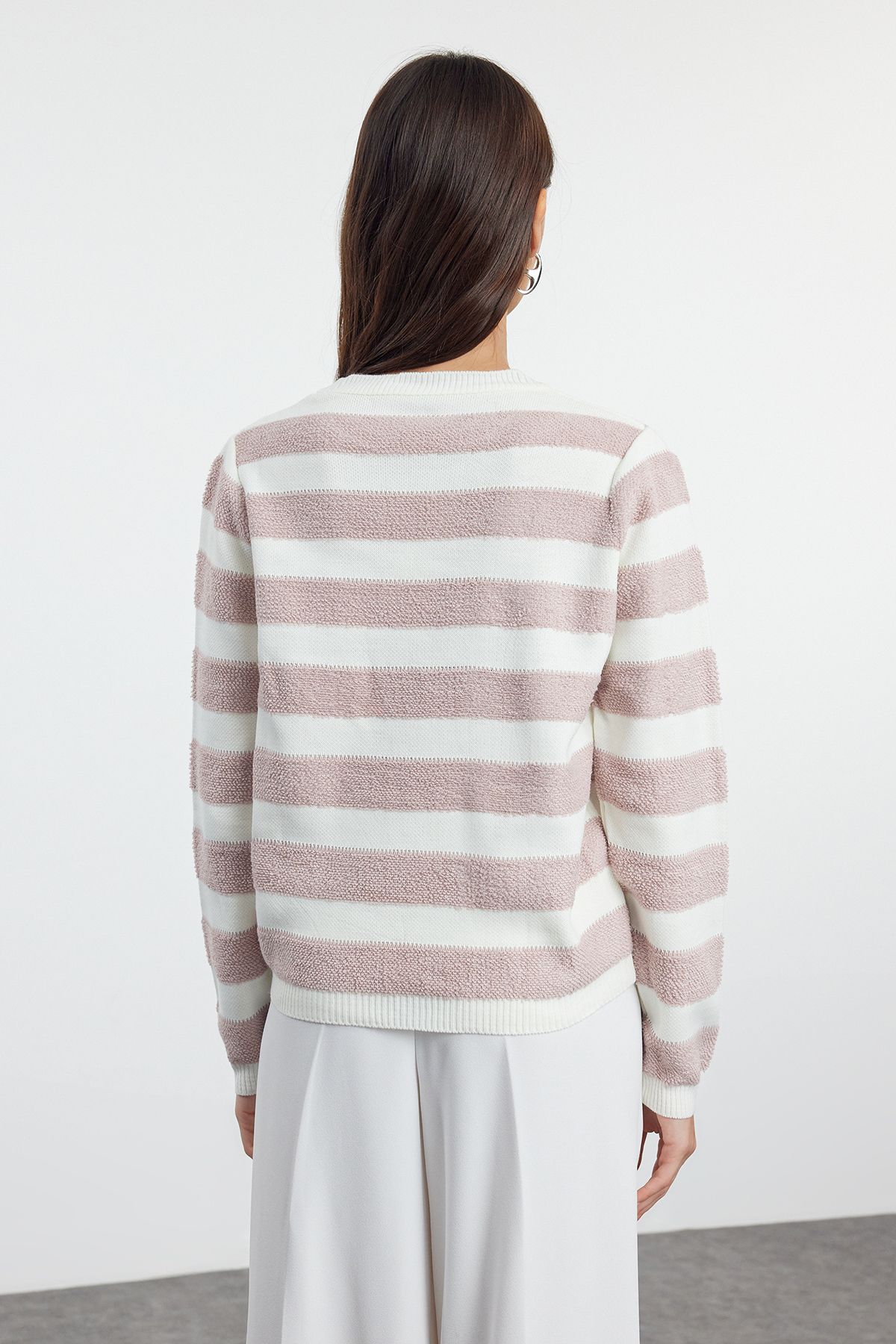 Trendyol Collection-Sweter basic w paski w kolorze ecru - TWOAW25KZ00234 5