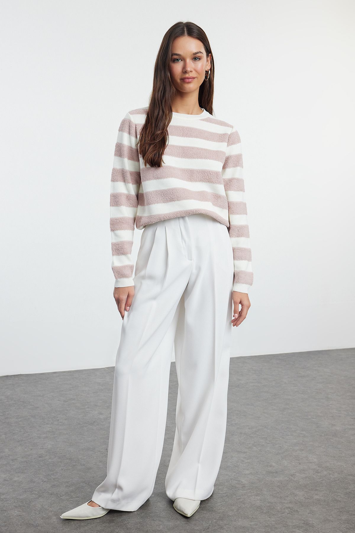 Trendyol Collection-Sweter basic w paski w kolorze ecru - TWOAW25KZ00234 2