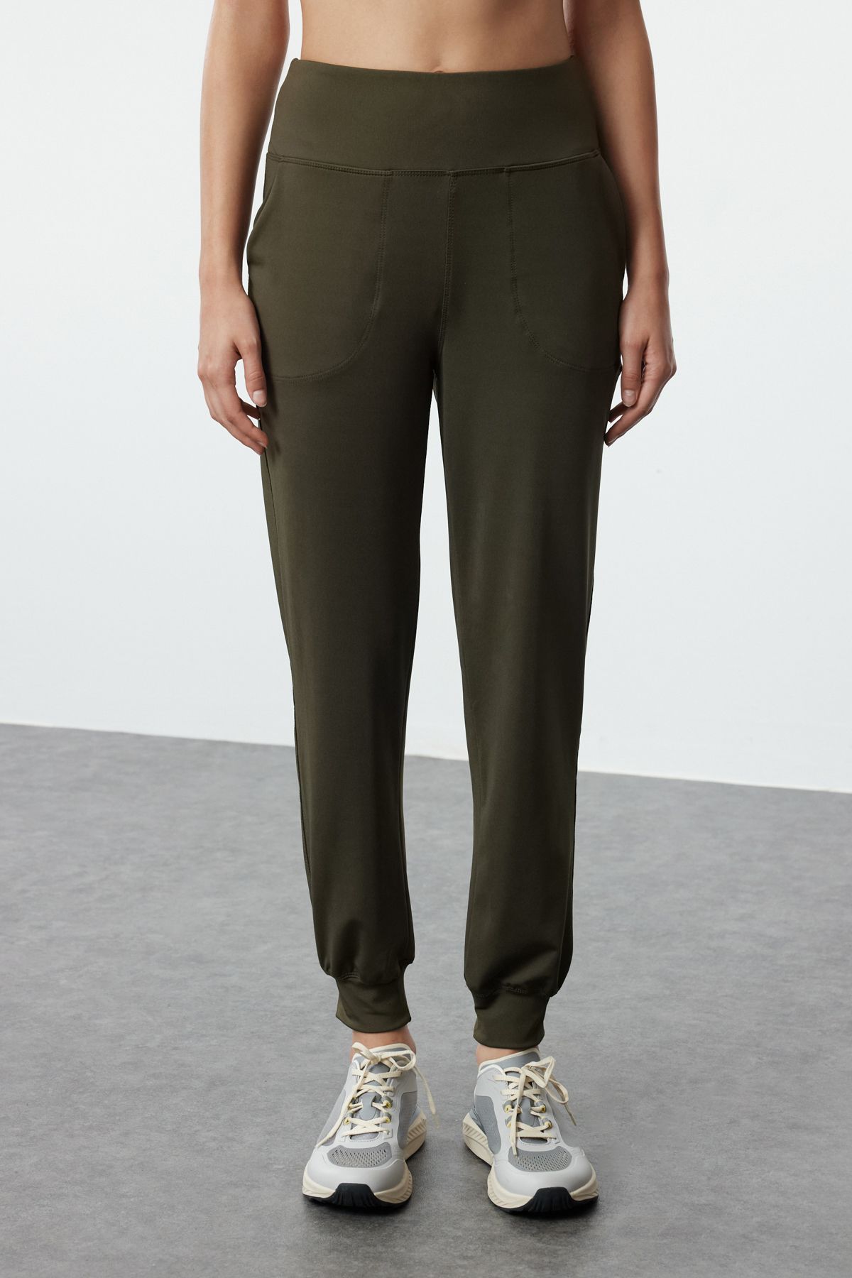 Trendyol Collection-Bequem geschnittene dunkelkhakifarbene Sport-Jogginghose - THMSS24EA00001 4