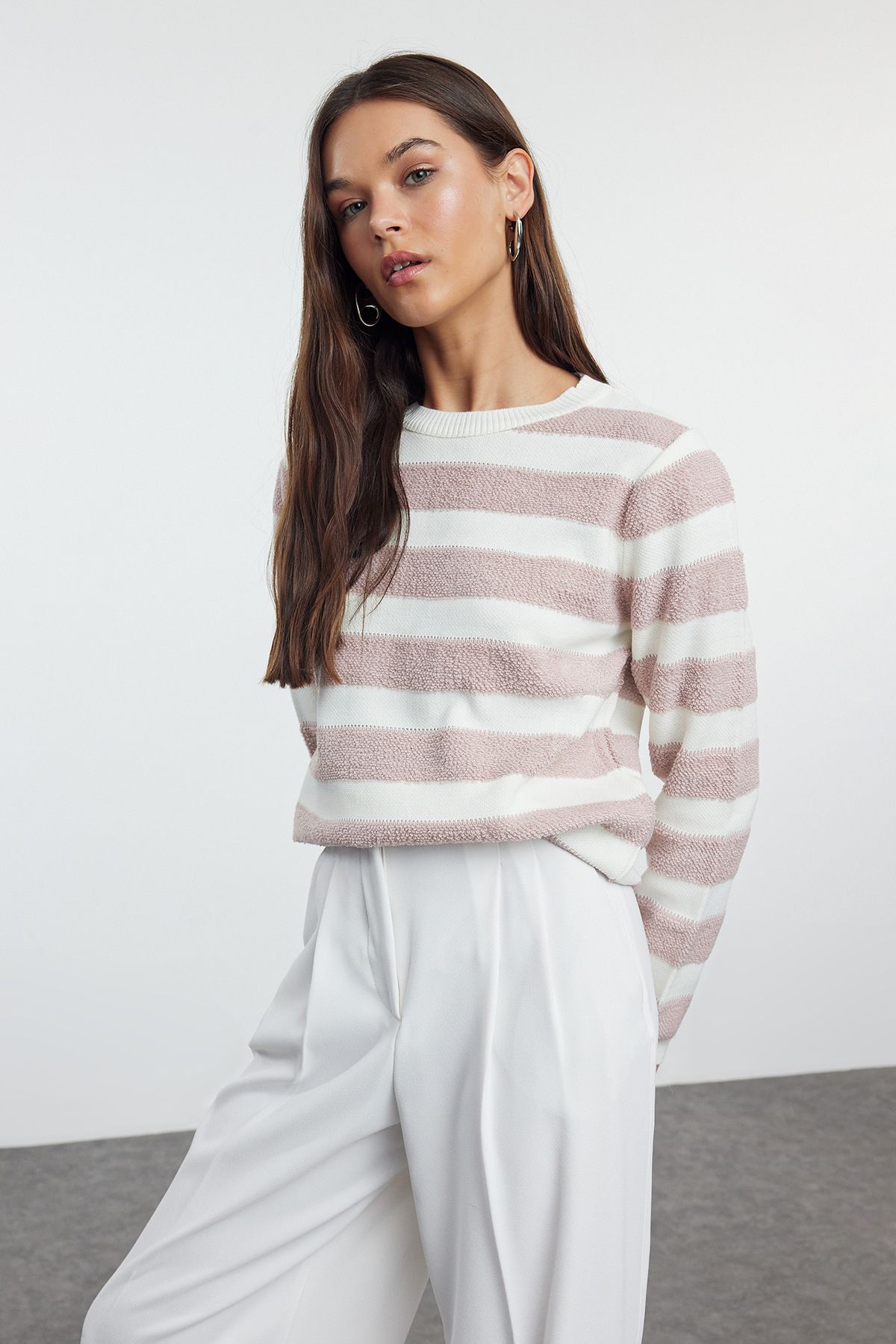 Trendyol Collection-Sweter basic w paski w kolorze ecru - TWOAW25KZ00234 1