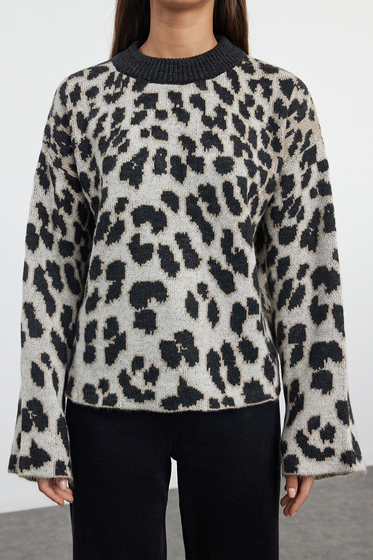 Trendyol Collection Sweter z dzianiny w panterkę w kolorze antracytowym - miękka faktura Twoaw25Kz00226