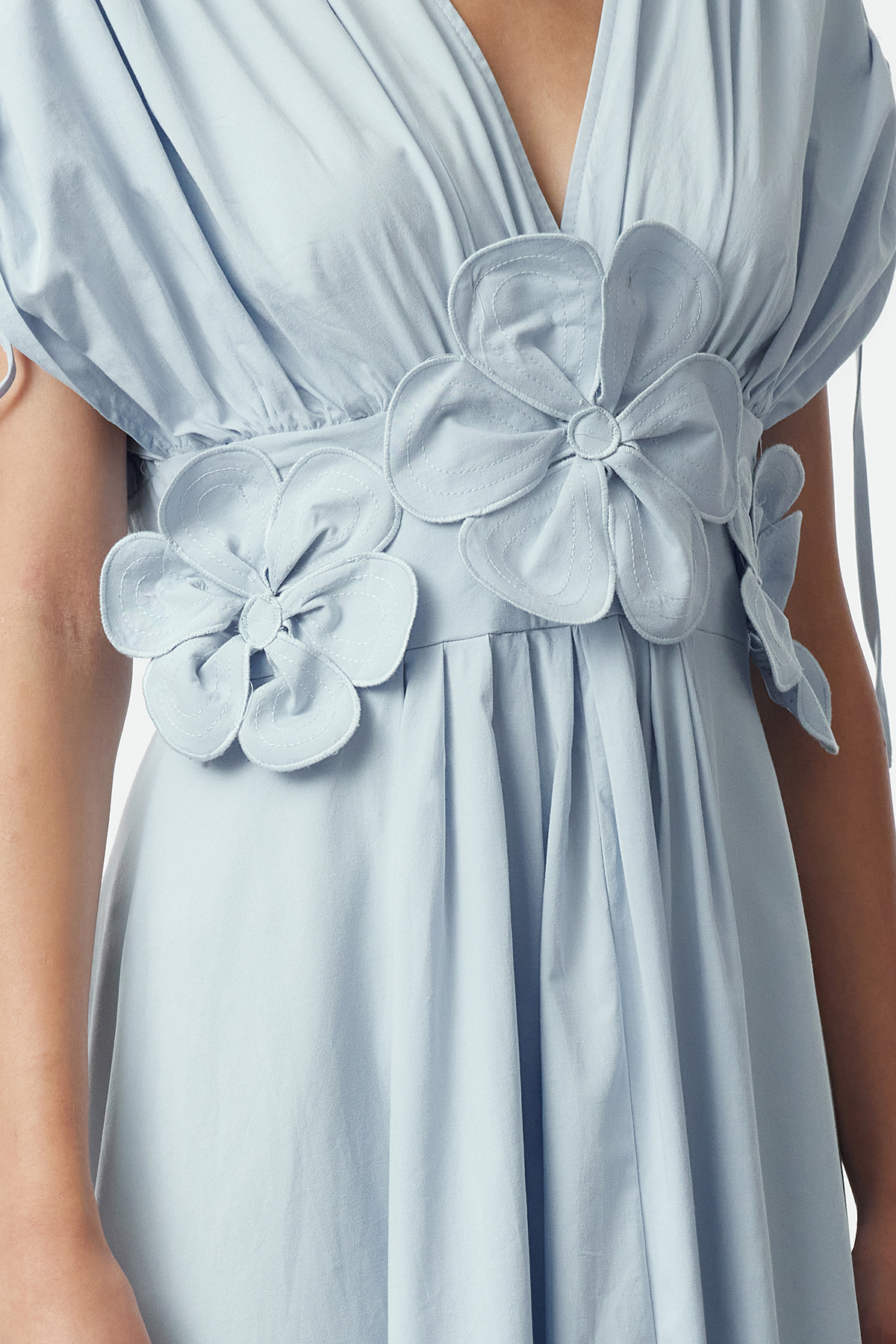 Trendyolmilla  Açık Mavi 3 Boyutlu Çiçek Detaylı Poplin Şık Abiye Gece Mezuniyet Elbisesi TPRSS24EL00282 - Görsel 4